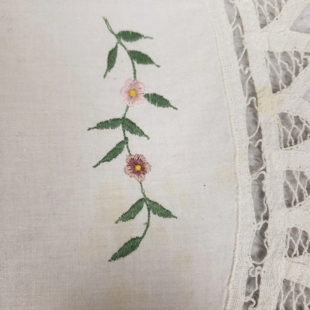 Vintage White Embroidered Floral Table Runner Scalloped Lace Trim 33x15